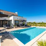 Villa Luxury Kaia -heated Pool, Sea View, Jacuzzi, Gym And Sauna